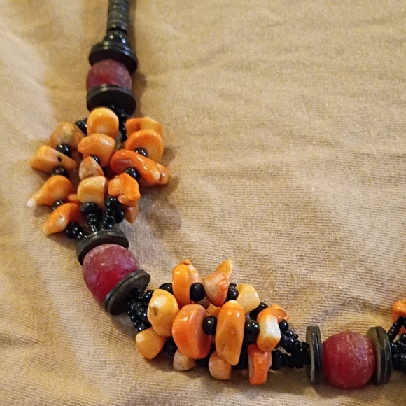 Vintage Coral Orange and Black Beaded Necklace Red and Peach Coral - Picture 2 of 7